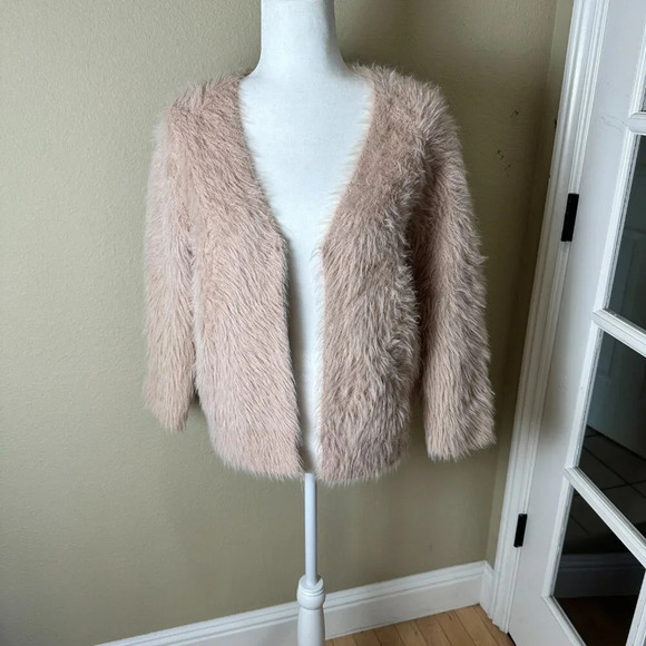 MOLLY BRACKEN Faux Fur Eyelash Cropped Open Front Blush Pink Cardigan Size Small - Picture 4 of 10